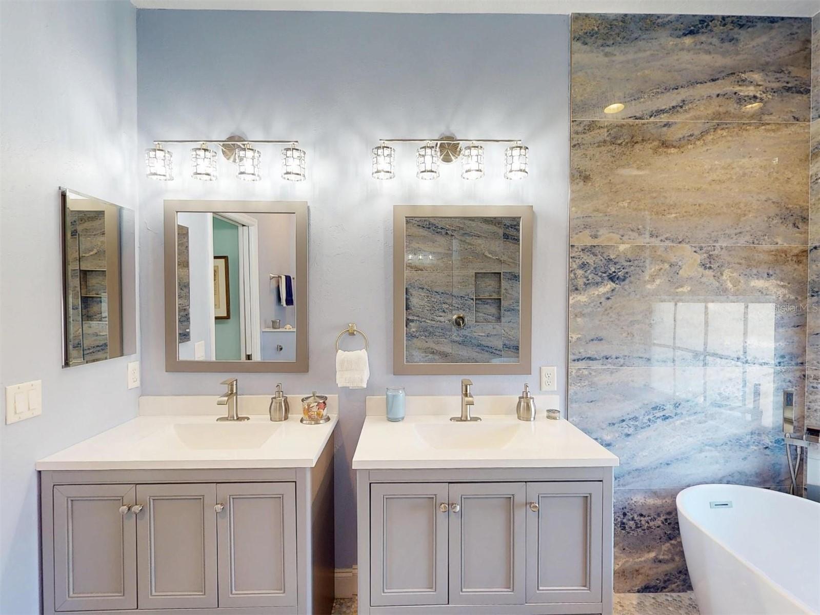 MCINTOSH LAKE - Residential