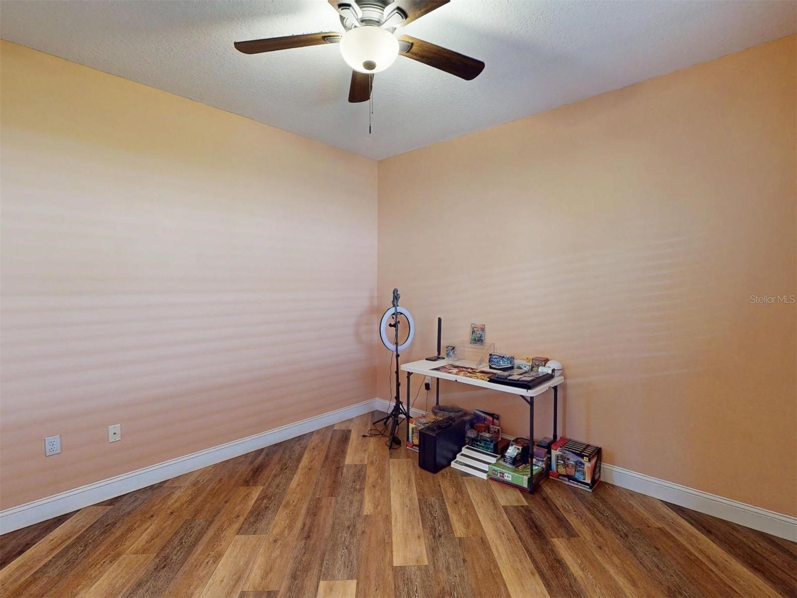 MCINTOSH LAKE - Residential