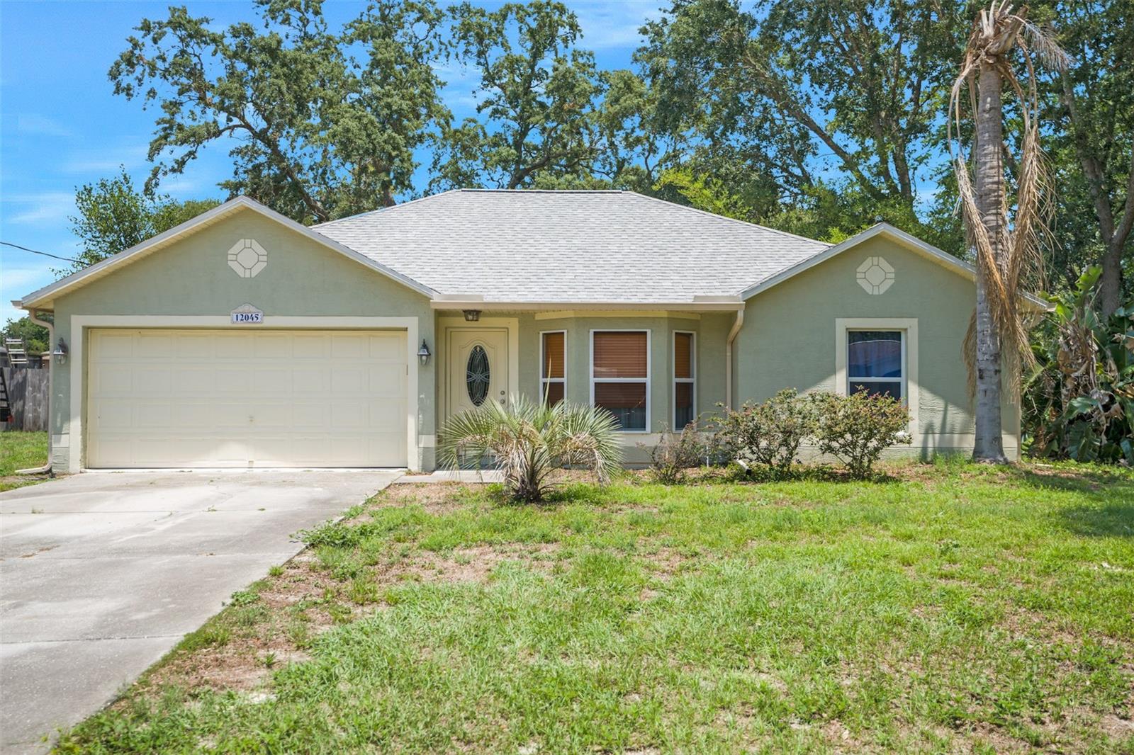 Under contract-accepting backup offers. *** Roof and Gutters replaced in 2021, AC replaced 2020, and Water Heater replaced 2021. ***
Welcome to this inviting 3 bedroom, 2 bathroom home nestled in a peaceful and quiet neighborhood. As you enter, you'll immediately notice the warm and cozy ambiance that makes this house feel like a home. The spacious living area is perfect for relaxation or entertaining guests, with ample natural light streaming in through the windows. The kitchen features modern appliances as well as plenty of counter space. The master bedroom offers a serene retreat, complete with a private ensuite bathroom and a spacious closet. The two additional bedrooms provide versatility for guests, home offices, or hobby rooms. Step outside to your screened-in back patio. The patio gives you the perfect spot to enjoy the outdoors while being protected from the elements. It offers a peaceful sanctuary to unwind, entertain, or simply enjoy a cup of coffee in the morning. This home also features an attached two-car garage, providing convenient parking and additional storage space for your belongings. Located in a quiet neighborhood, you'll enjoy a tranquil atmosphere while still being close to amenities, shopping centers, dining options, and recreational activities. Don't miss the opportunity to make this charming 3 bedroom, 2 bathroom home with a screened-in back patio and attached garage your own. Schedule a showing today and discover the endless possibilities this home has to offer.