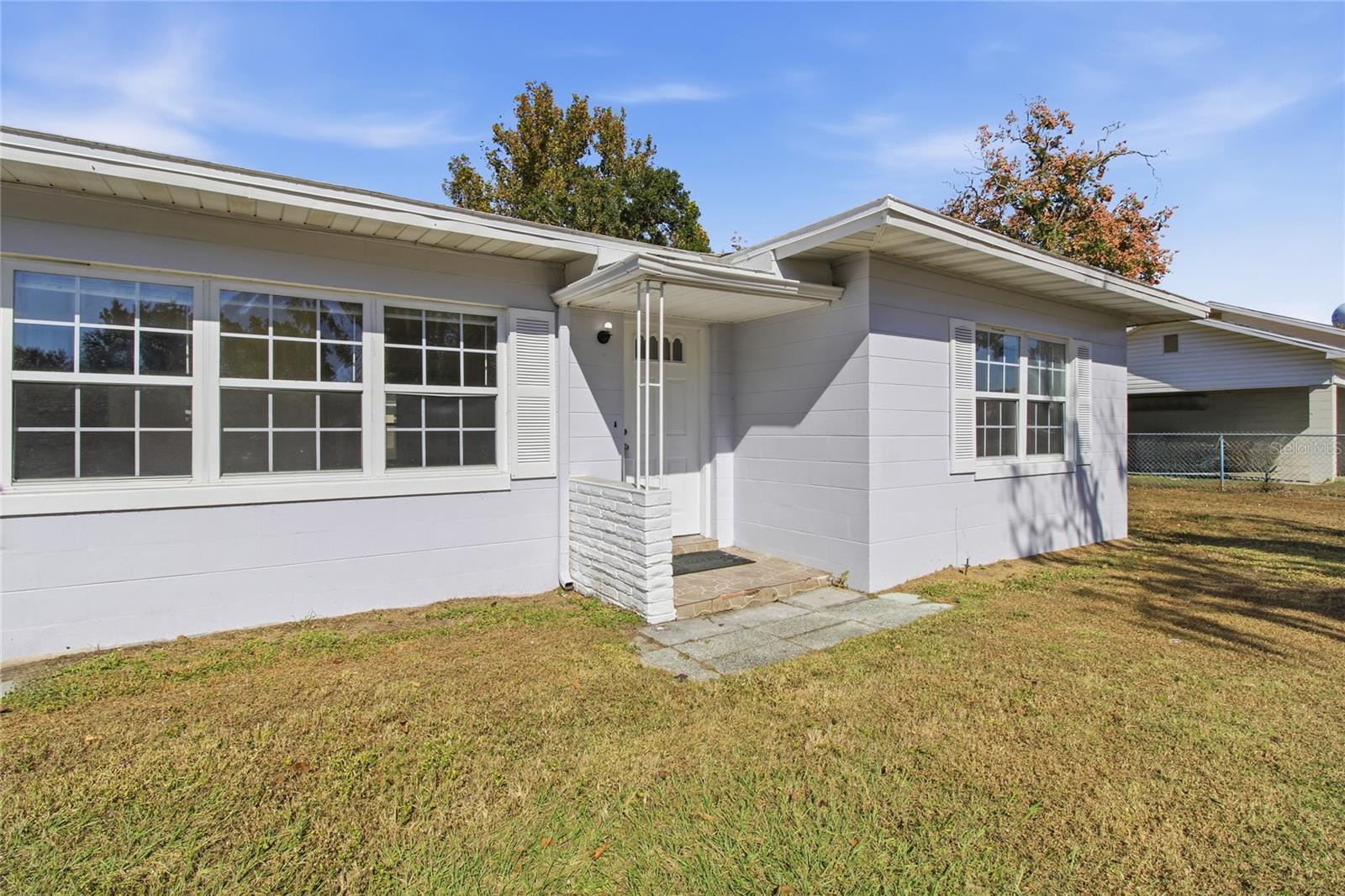 490 S WASHINGTONIA COURT