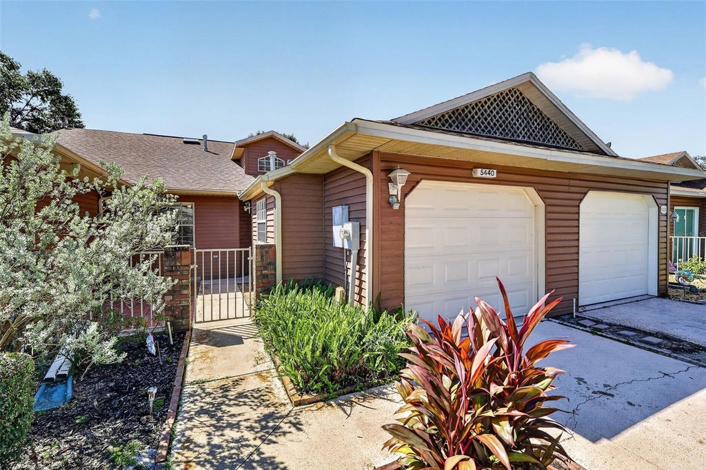 Photo of 5440 Rosewall Circle, Leesburg, FL 34748 (MLS # G5118163)
