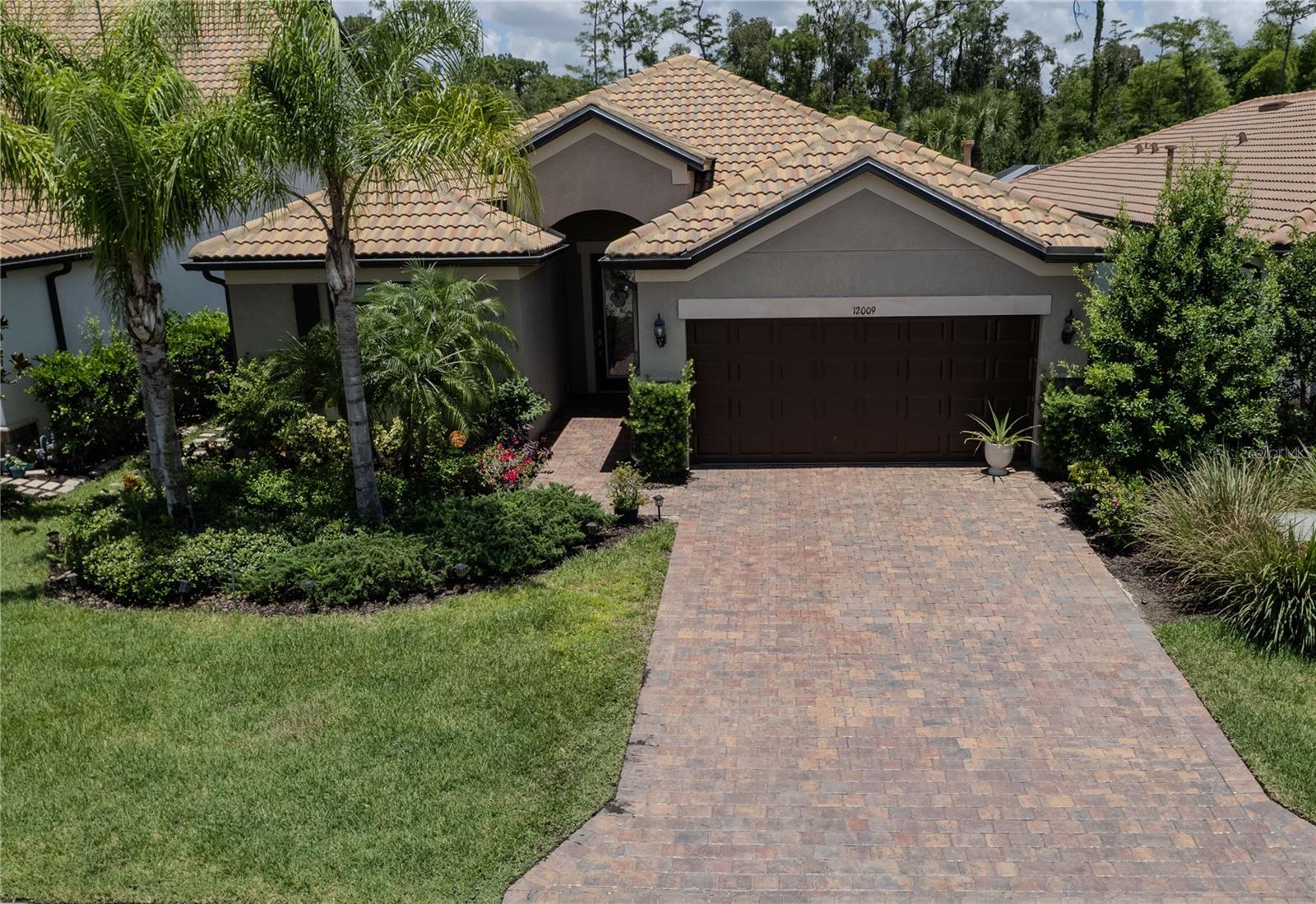 Welcome to this spacious 3-bedroom, 2-bath home with a versatile den, extended screened lanai, and a 2-car garage — offering 2,175 sq ft of comfortable living space in a gated community. Tile flooring throughout adds a clean and cohesive look, and the home is offered unfurnished for you to make it your own.
Enjoy built-in features like a Sonos surround sound system in the living room and a mounted TV in the lanai — perfect for entertaining. The home is also pre-wired for an alarm system and security cameras for added peace of mind.
Community amenities include a sparkling swimming pool, basketball court, and clubhouse.
Centrally located — just 20 minutes from Fort Myers Beach, 15 minutes to downtown, and 20 minutes to the airport.
Tenant is flexible and can vacate quickly if needed.
