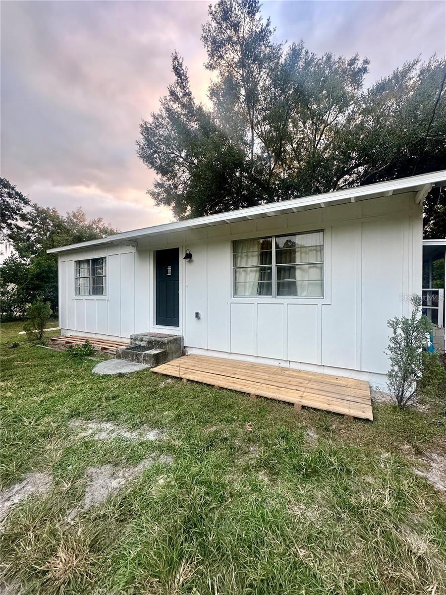 Adorable 2BR/1BA!
Charming home just blocks from downtown Zephyrhills, 15 Minutes to Wesley chapel and less than 30 minutes to Tampa, an easy commute.
Fully Updated with LVP Flooring, Fenced in backyard, New Appliances, Modern Kitchen and Bathroom and Washer Dryer Included!
Open Layout with a spacious backyard and covered patio – Available as early as July.
Move in upon lease execution.
THIS IS A RENT TO OWN OPTION AS WELL!