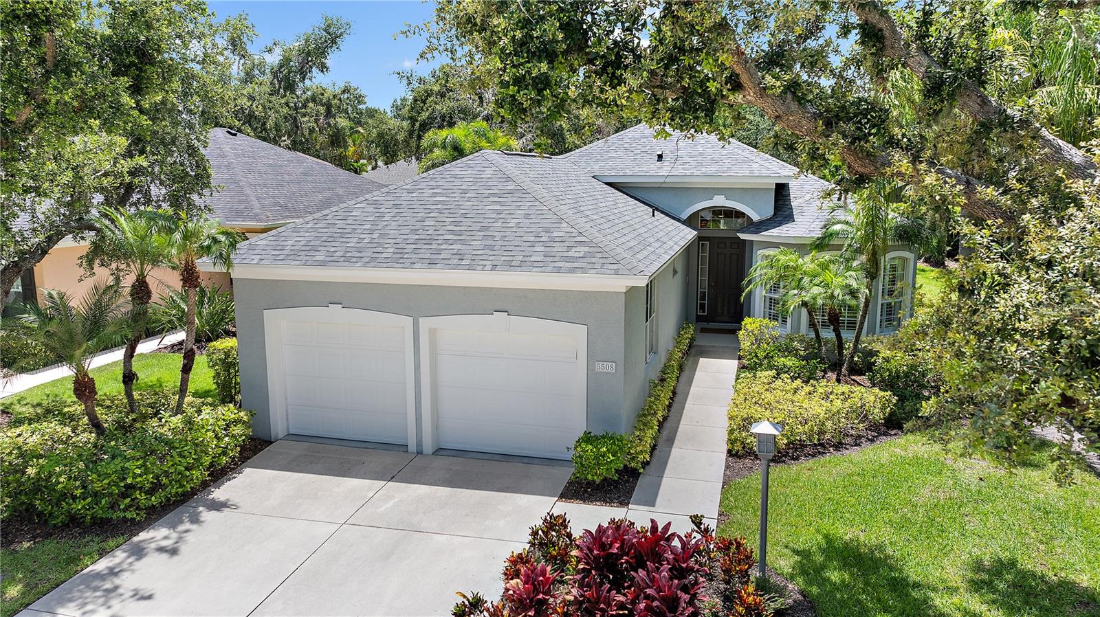 MOTIVATED SELLER OFFERING $10,000 TOWARD BUYER'S CLOSING COSTS!
This 2/2 with its oversized spacious den can be updated to a 3/2, by adding a closet.
Welcome to Harborage on Braden River, a gated Key West-inspired community where No flood insurance is required, and lawn maintenance is included. Located 272 ft away (a 1-minute walk), enjoy resort-style amenities including a clubhouse, heated pool & spa, and a fitness center. Private marina, kayak launch, walking trails, dog park, and playground are nearby.
This well-maintained home offers nearly 2,000 sq. ft. of living space on a spacious 8,002 sq. ft. corner lot. Features include a new roof (2025), soaring 12-ft ceilings, and an oversized den that can easily serve as a third bedroom, office, or flex space. The open floor plan allows natural light to flow throughout, with spacious living and dining areas designed for comfort and functionality.
The kitchen offers white cabinetry, a bright breakfast nook, and large windows that create an inviting atmosphere.The primary suite includes an oversized walk-in closet and a spacious ensuite bathroom with dual vanities, a walk-in shower, and a soaking tub. The water heater was installed in (2022). A bonus feature is the well-appointed separate laundry room.” and The spacious 2-car garage offers overhead garage ceiling storage racks.
Outdoors, enjoy mature landscaping and tropical trees, with plenty of room to add a private pool if desired.
Location: Conveniently situated just minutes from shopping, dining, Gulf Coast beaches, and only 8 miles from Sarasota Airport.
This move-in-ready home offers comfort, flexibility, and the Florida lifestyle in one of Bradenton’s most desirable communities.
Offered at $479,000 with a $10,000 credit toward buyer’s closing costs. The oversized den provides flexible space that may serve as a third bedroom, office, or additional living area.