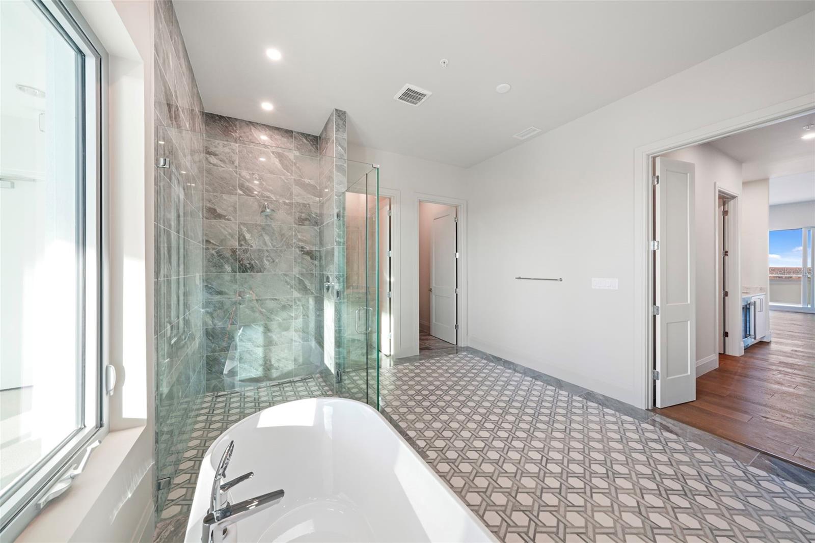 ALTURA BAYSHORE - Residential