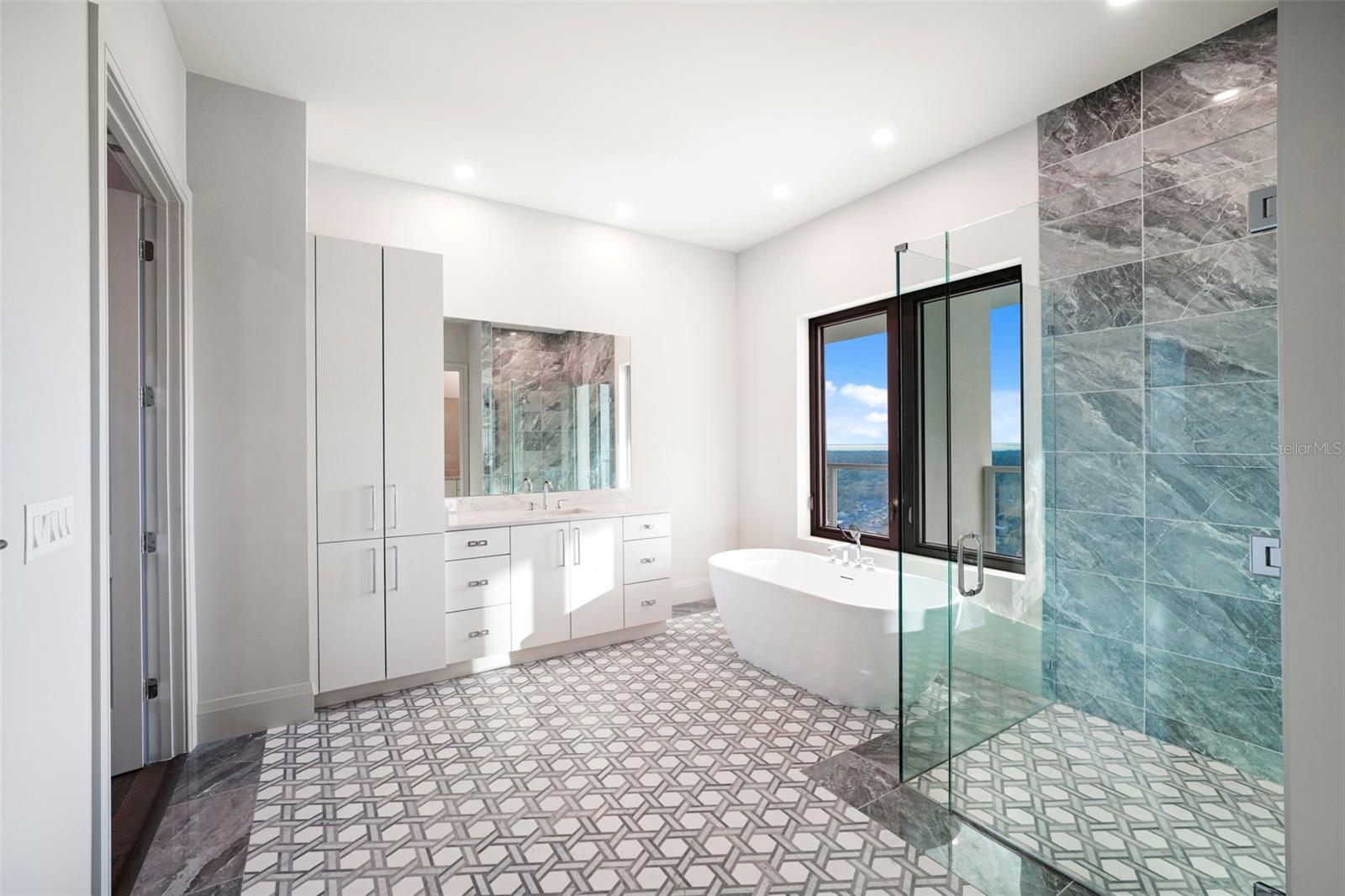 ALTURA BAYSHORE - Residential