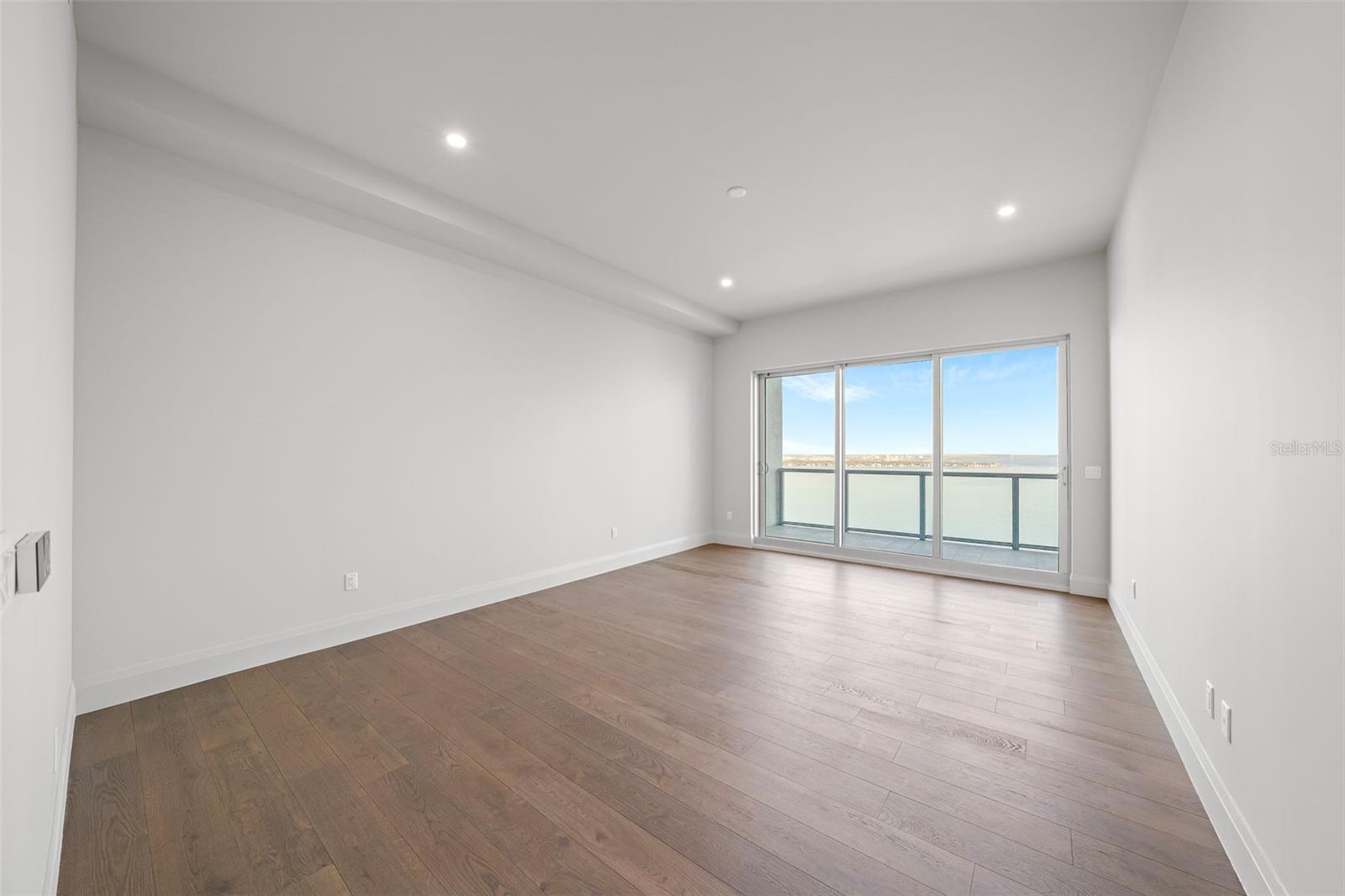 ALTURA BAYSHORE - Residential