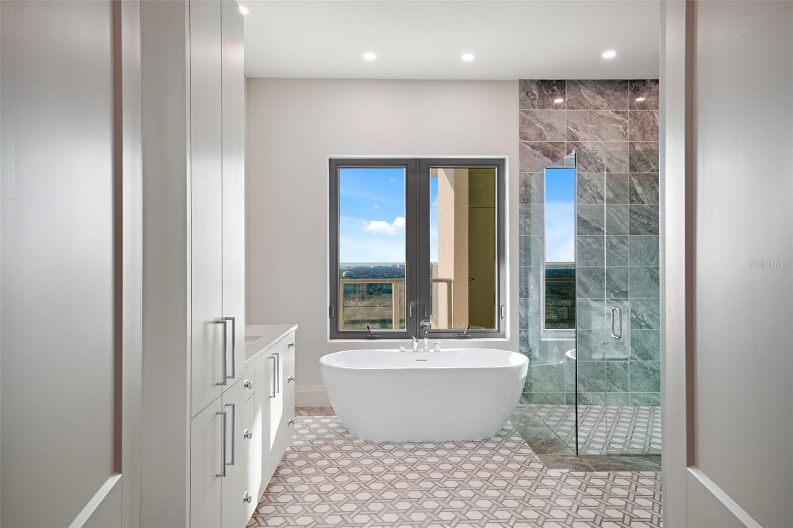 ALTURA BAYSHORE - Residential