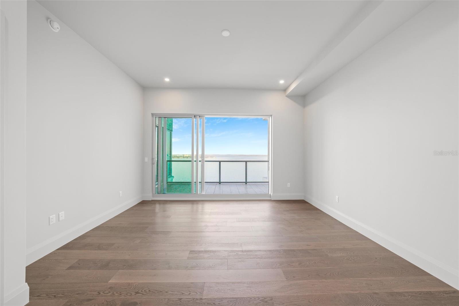 ALTURA BAYSHORE - Residential