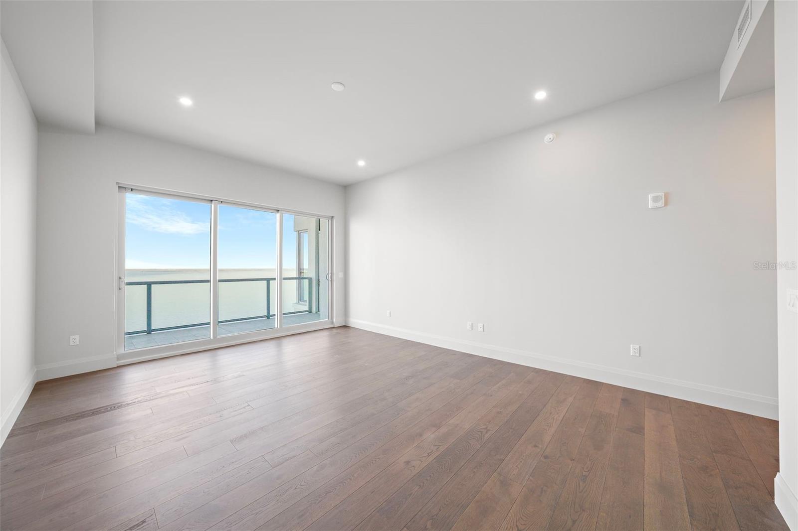 ALTURA BAYSHORE - Residential