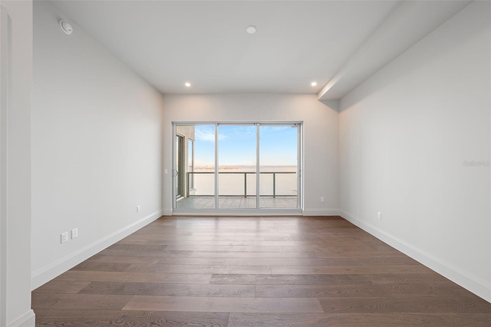 ALTURA BAYSHORE - Residential