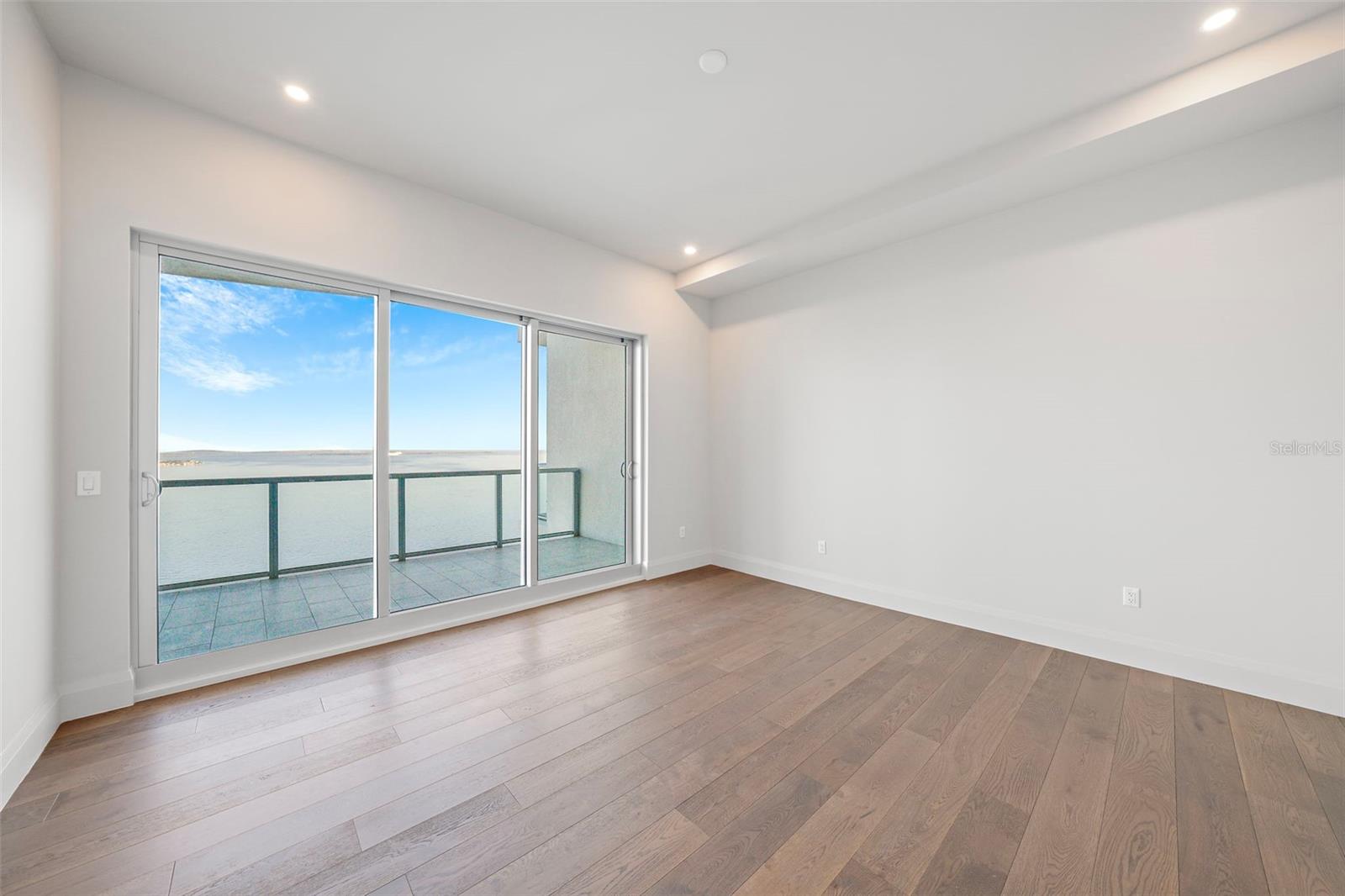 ALTURA BAYSHORE - Residential