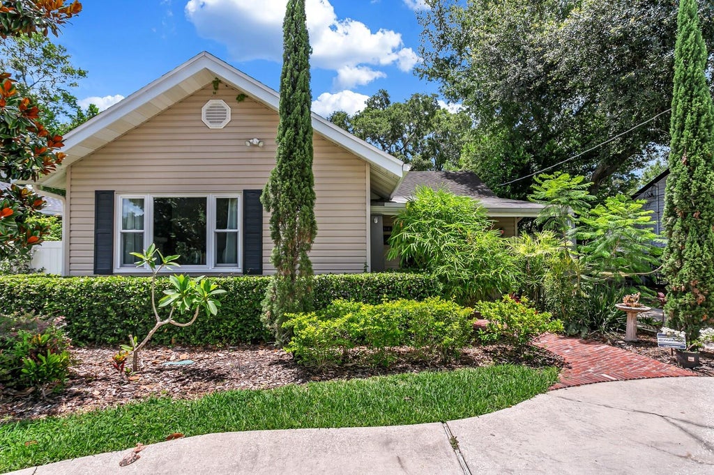 Photo of 918 W Braddock Street, Tampa, FL 33603 (MLS # TB8541034)