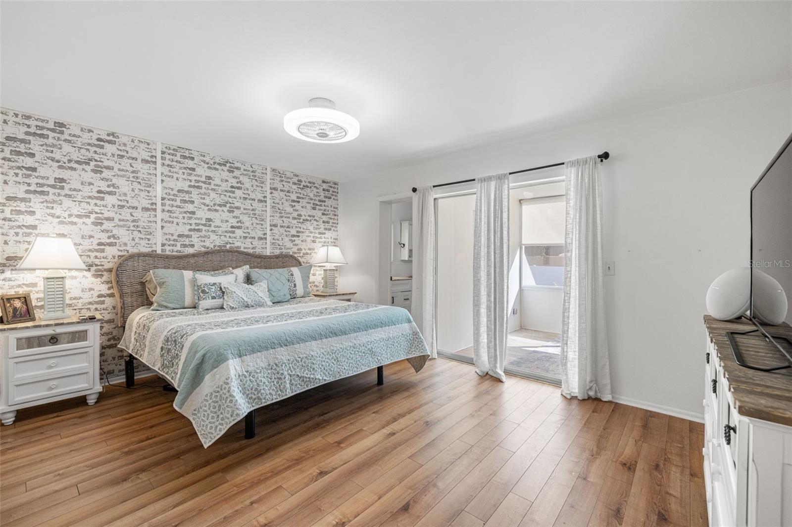 DOUGLAS ARMS - Residential