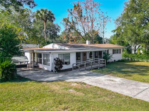 Photo of 114 Park Avenue, Fruitland Park, FL 34731 (MLS # G5105921)