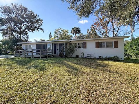 Photo of 114 Park Avenue, Fruitland Park, FL 34731 (MLS # G5105921)