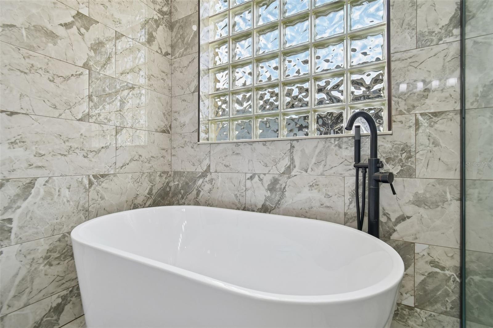 RIVER HILLS COUNTRY CLUB PARCE - Residential Lease