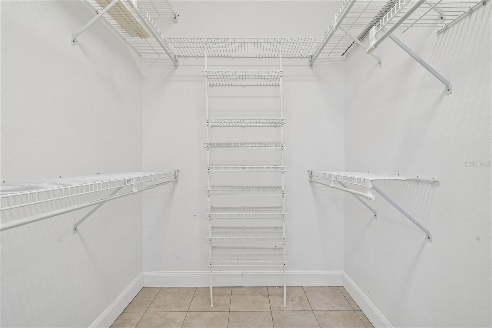 RIVER HILLS COUNTRY CLUB PARCE - Residential Lease