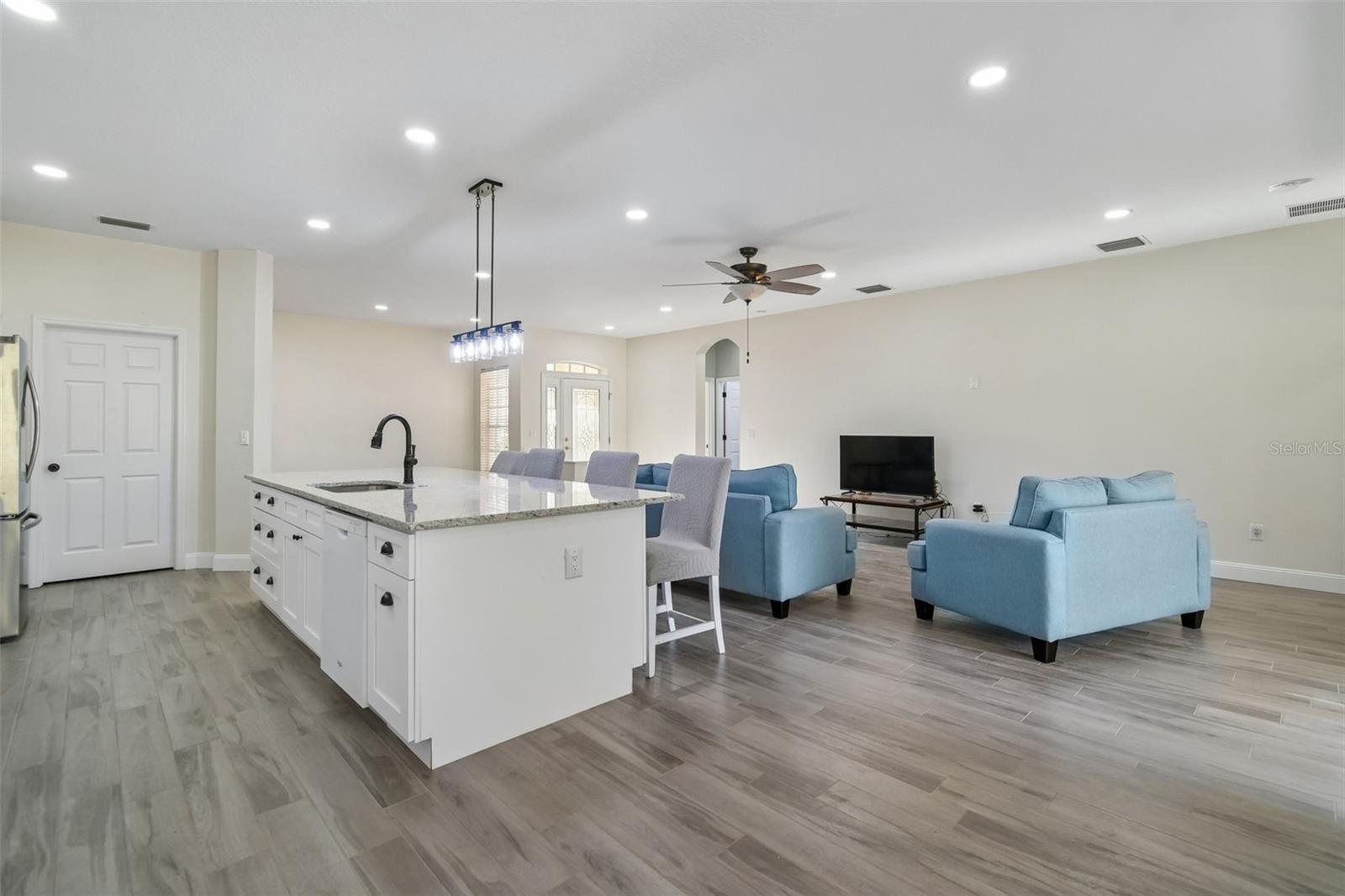 RIVER HILLS COUNTRY CLUB PARCE - Residential Lease