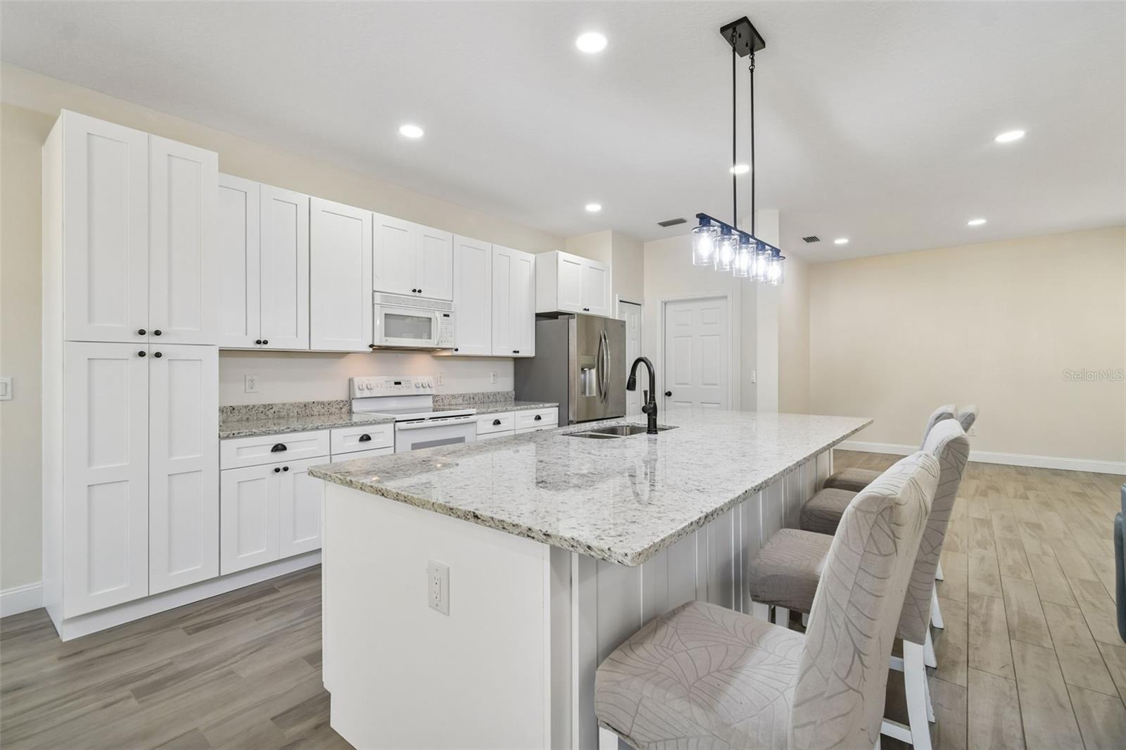 RIVER HILLS COUNTRY CLUB PARCE - Residential Lease