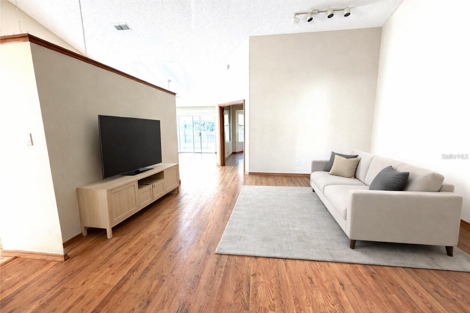 533 REMINGTON OAK DRIVE