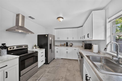 Tiny photo for 905 NE 4th Street, Ocala, FL 34470 (MLS # OM734877)