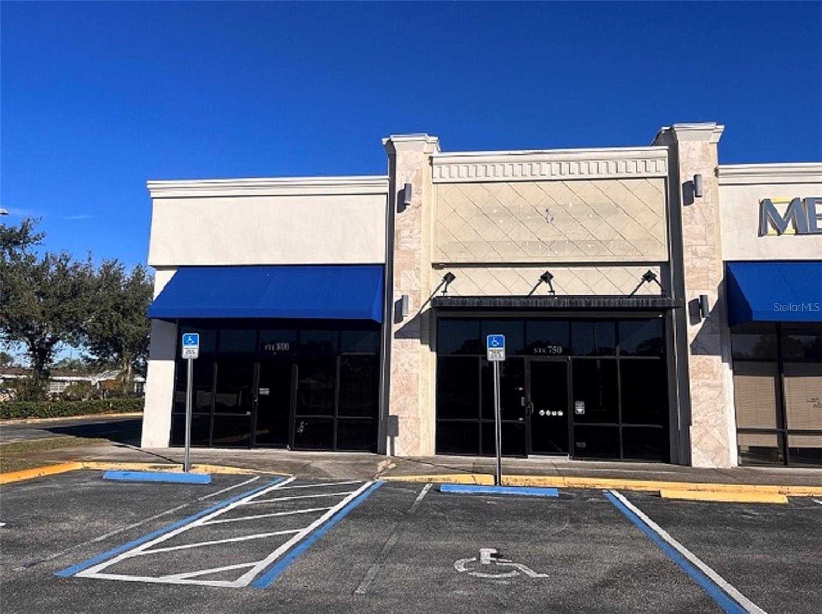 Spacious medical office!
Medical Buildout includes several sizable exam rooms, X-ray capable room, ADA compliant patient restrooms, physician offices, large nurses station, file room, large reception and waiting area.