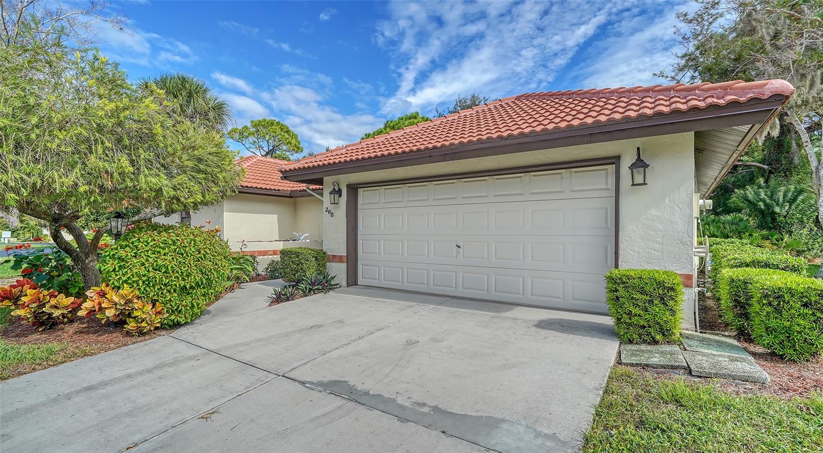 LAUREL HOLLOW - Residential