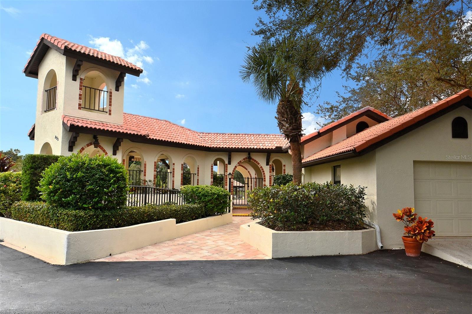 LAUREL HOLLOW - Residential