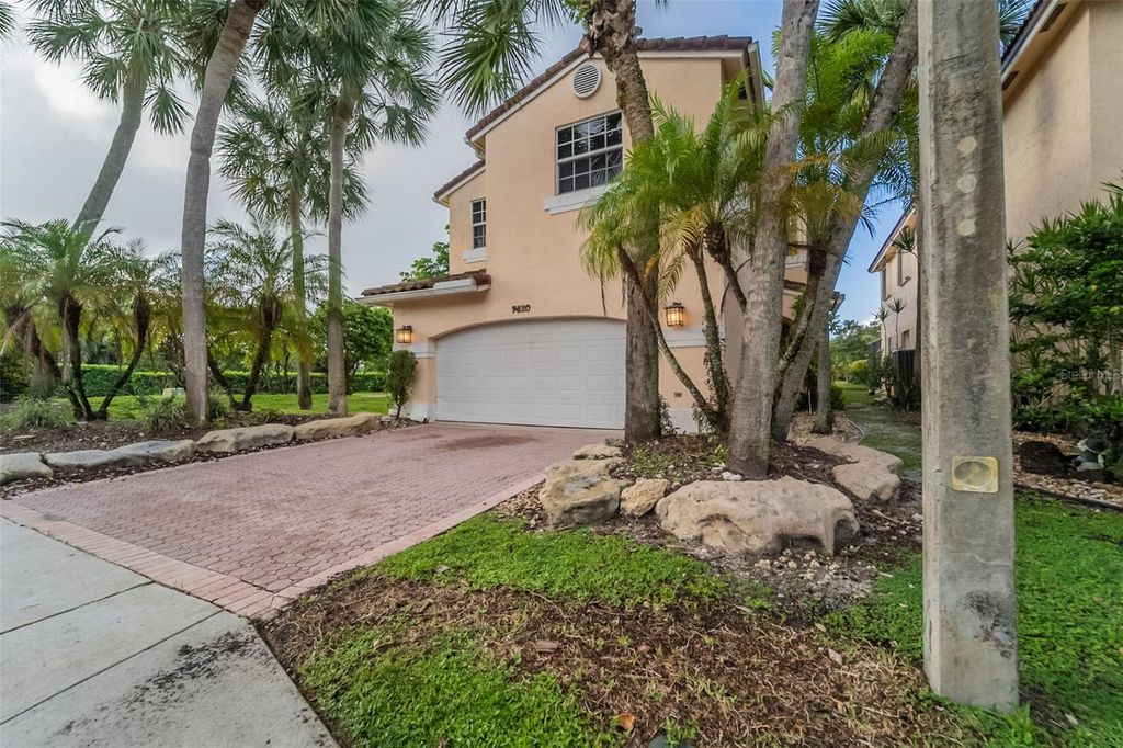 Photo of 9820 Fairway Cove Lane, Plantation, FL 33324 (MLS # O6350989)