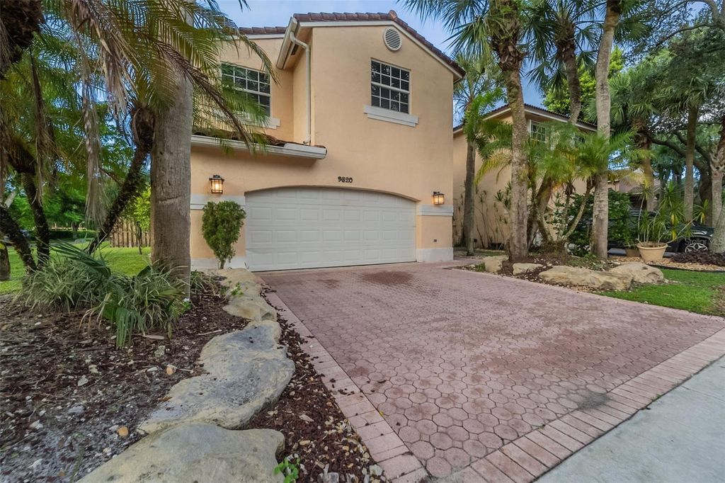 Photo of 9820 Fairway Cove Lane, Plantation, FL 33324 (MLS # O6350989)