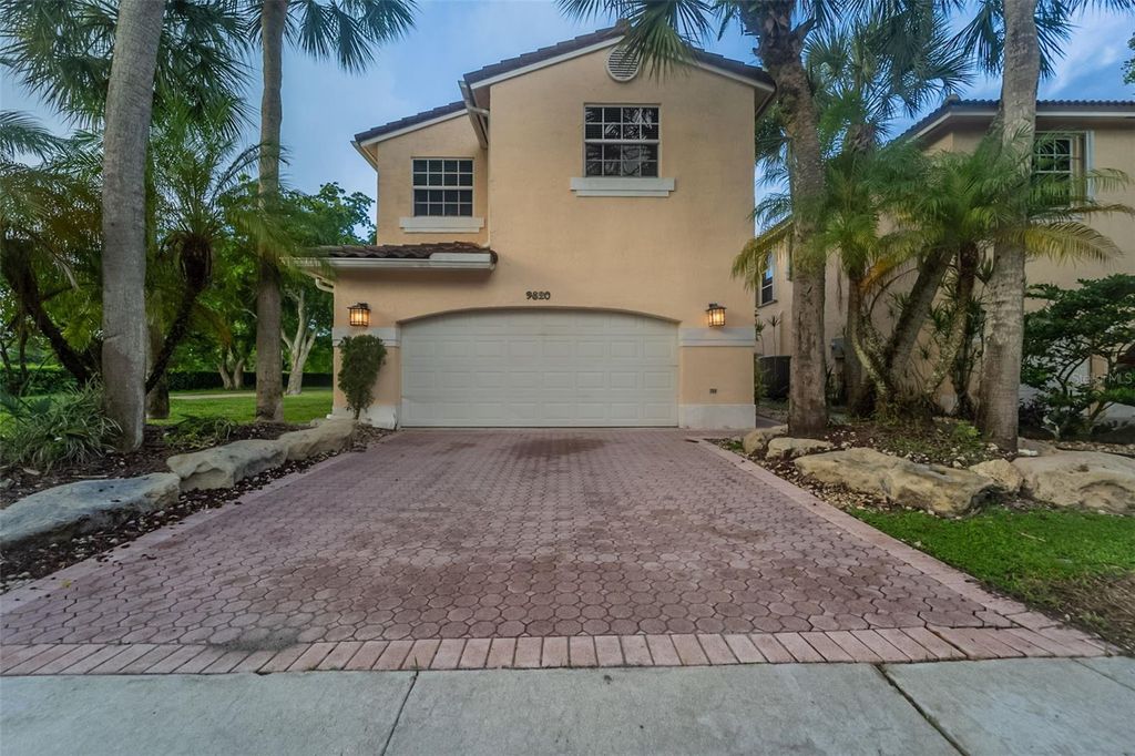 Photo of 9820 Fairway Cove Lane, Plantation, FL 33324 (MLS # O6350989)