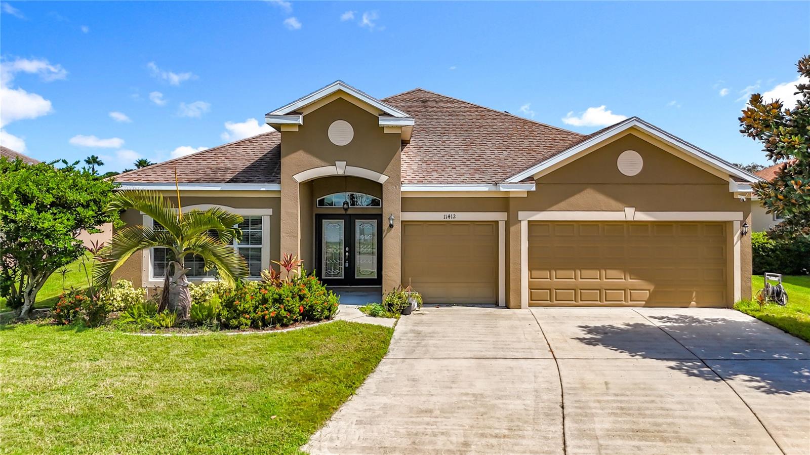 Welcome to your dream home in the highly sought-after Parrish community.THis residence offers the perfect blend of comfort, convenience, and Florida living.
Step inside to find a bright and open floor plan with soaring ceilings, abundant natural light, and a seamless flow between the living, dining, and kitchen areas. The modern kitchen features ample cabinetry, breakfast bar seating, and overlooks the family room — making it perfect for entertaining or everyday living.
The primary suite is a private retreat, complete with a walk-in closet and en-suite bath featuring dual sinks, a soaking tub, and a separate shower. Three additional bedrooms provide plenty of space for family, guests, or a home office.
Enjoy your mornings and evenings on the screened lanai overlooking the large backyard — ideal for relaxing, grilling, or adding your dream pool.
Located in a family-friendly neighborhood, this home is just minutes from top-rated schools, shopping, dining, and easy access to I-75 for a quick commute to Tampa, St. Pete, or Sarasota.
With paid-off solar panels, this property combines lifestyle and value — all in one.
Don’t miss the opportunity to call 11412 78th Street E your new Florida home!