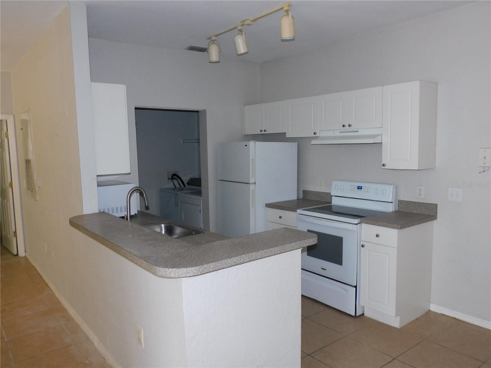 CRESCENT PLACE AT LAKE LOTUS CONDO - Residential