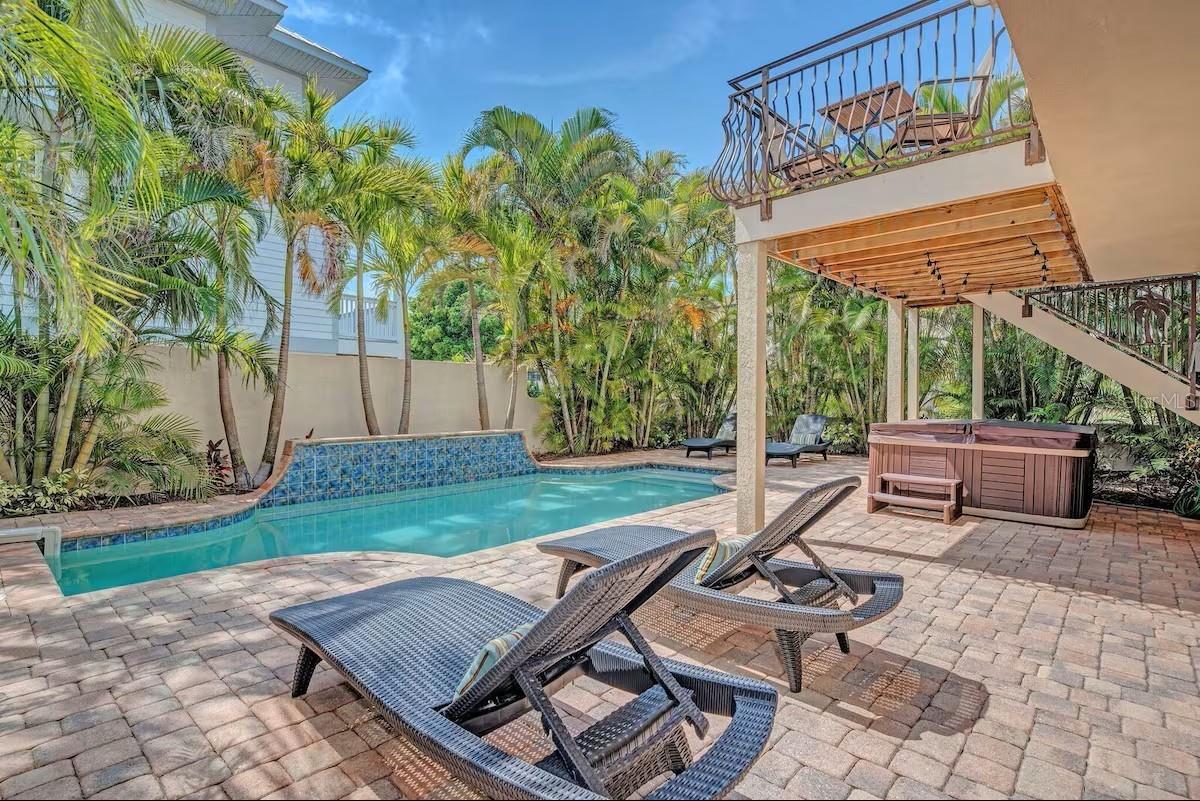 VILLAS ON FIFTH AVE - Residential