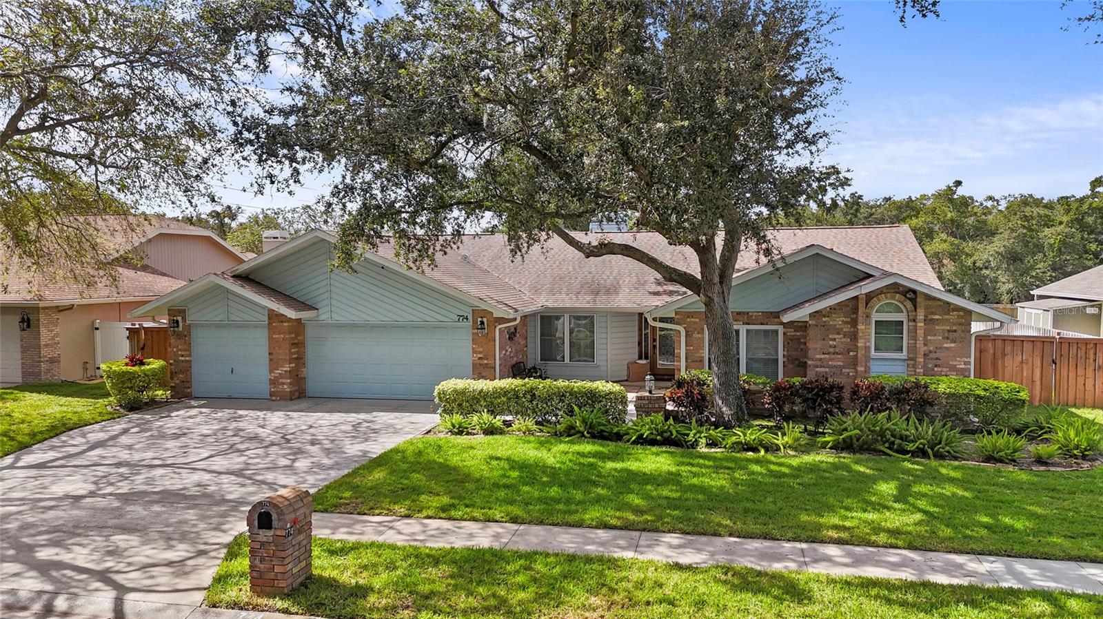 COUNTRY OAK ESTATES - Residential