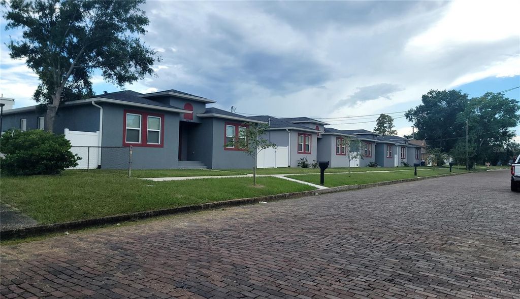 Photo of 2922 W Chestnut Street, Tampa, FL 33607 (MLS # TB8431904)