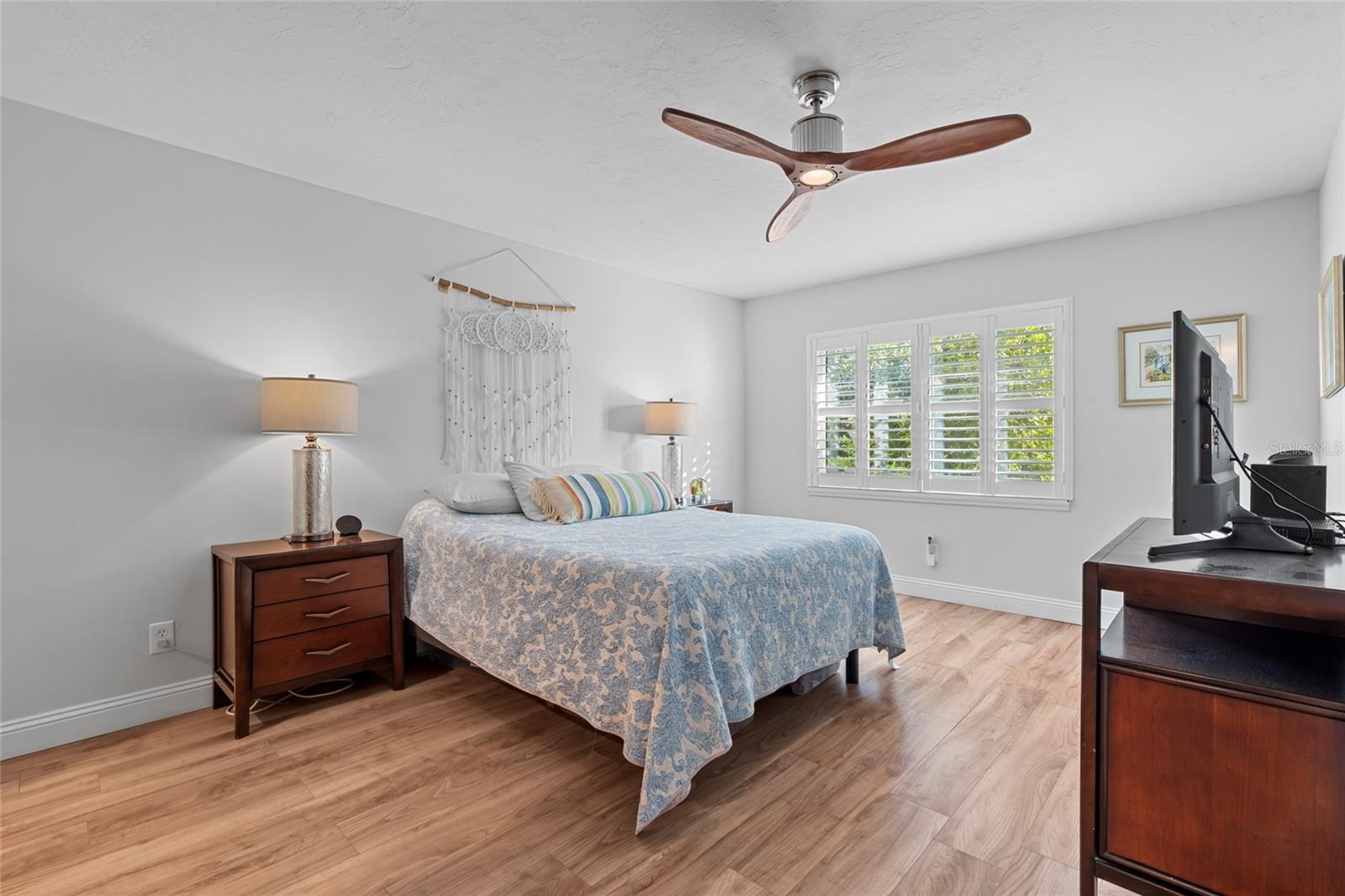 IMPERIAL POINT CONDO - Residential