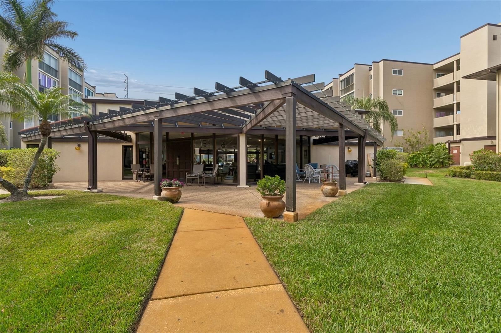 SUNSHINE TOWERS APT RESIDENCES - Residential