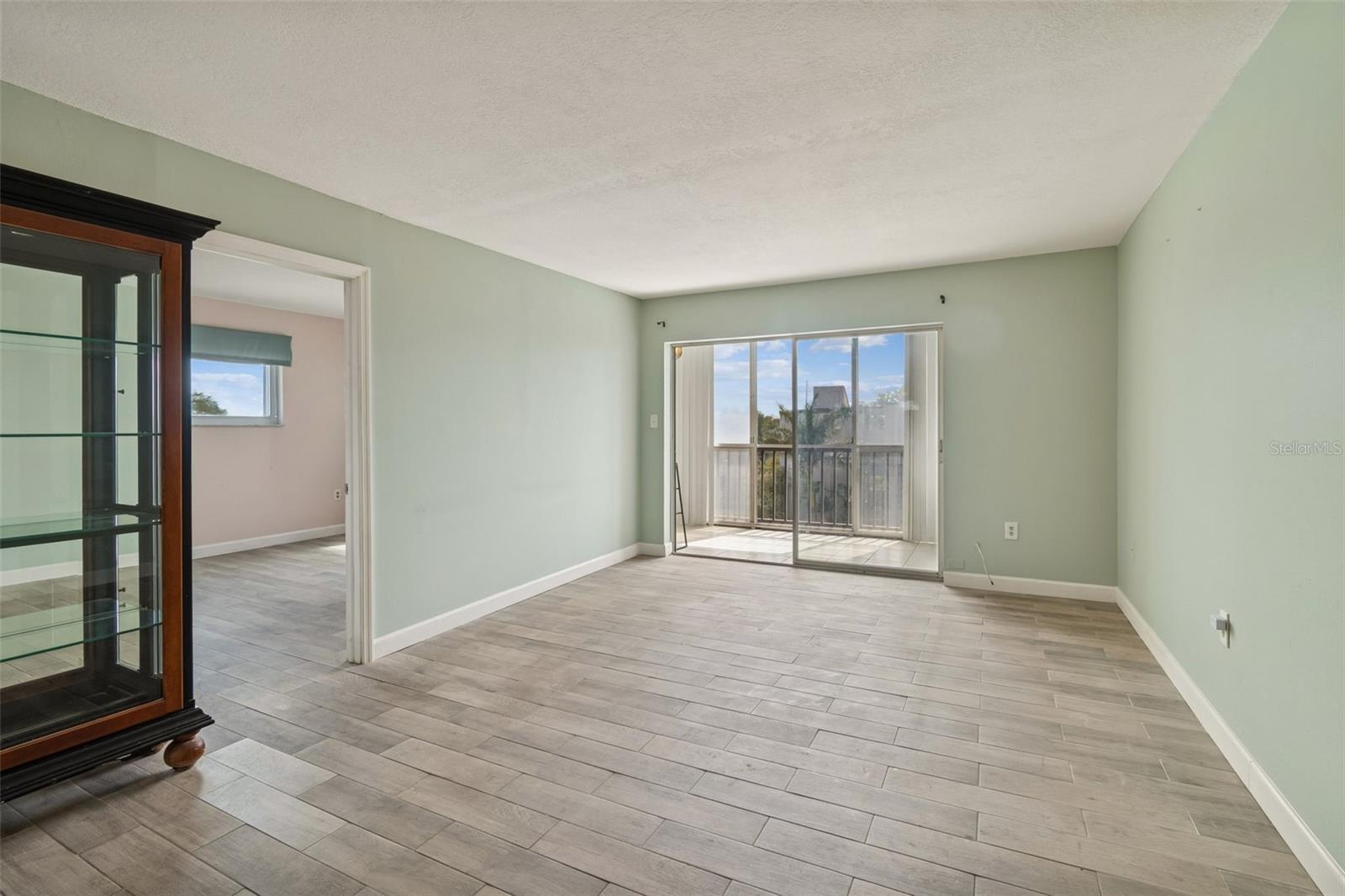 SUNSHINE TOWERS APT RESIDENCES - Residential