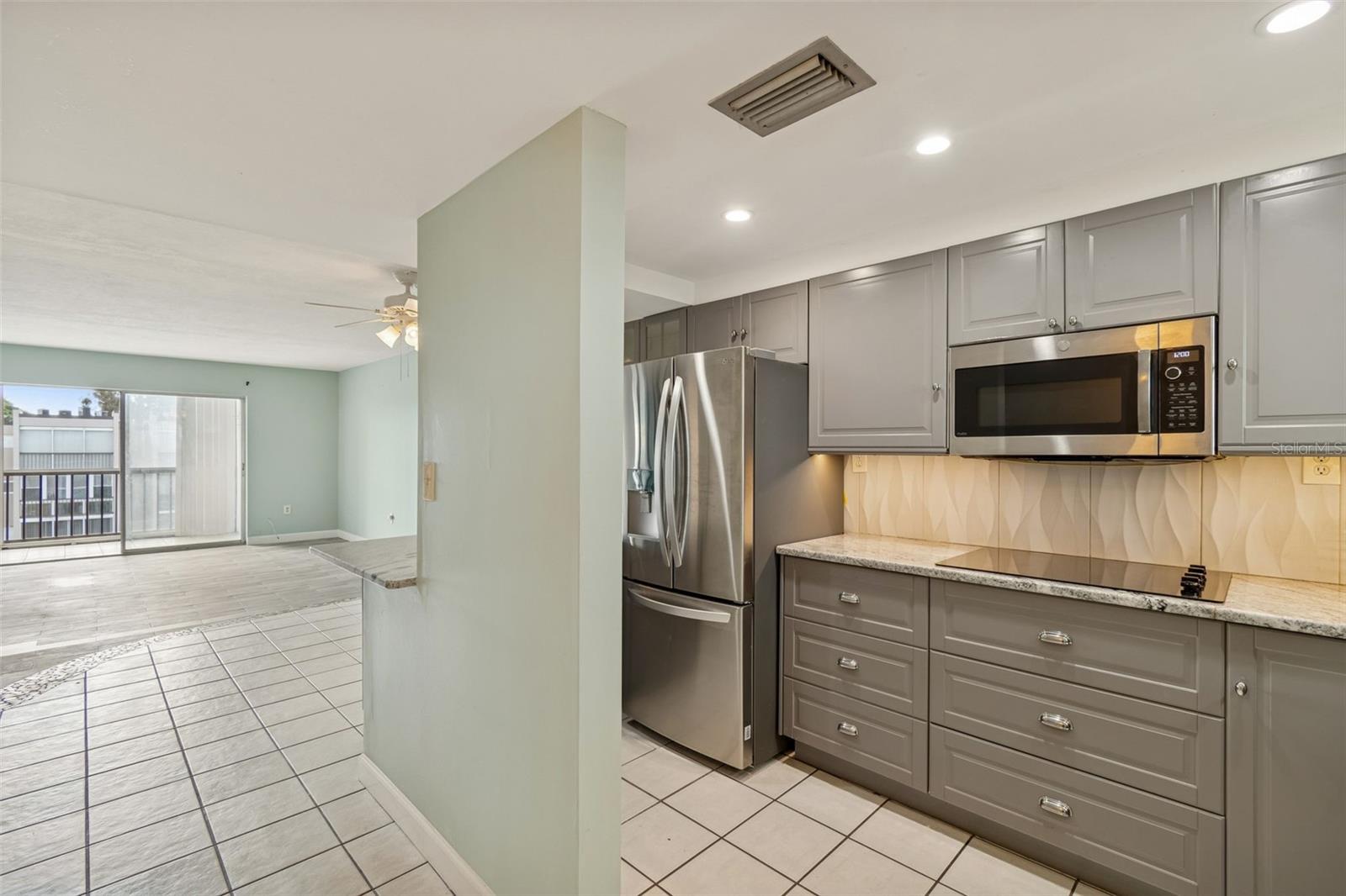 SUNSHINE TOWERS APT RESIDENCES - Residential