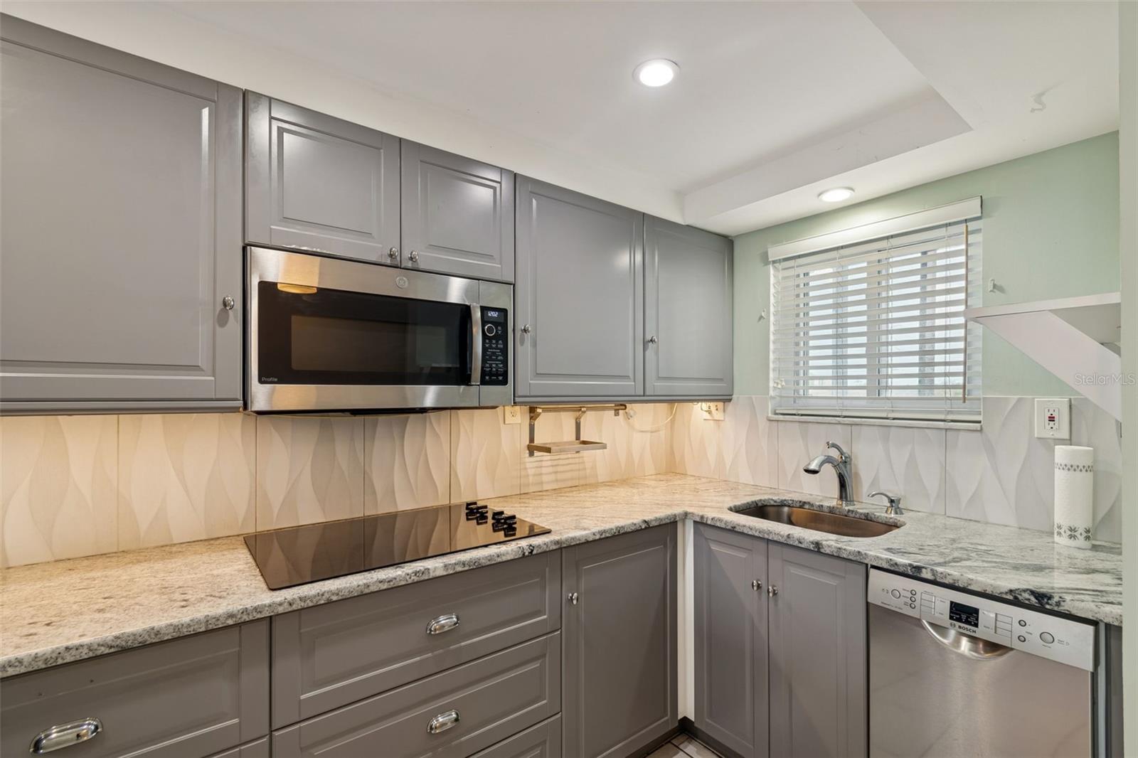 SUNSHINE TOWERS APT RESIDENCES - Residential