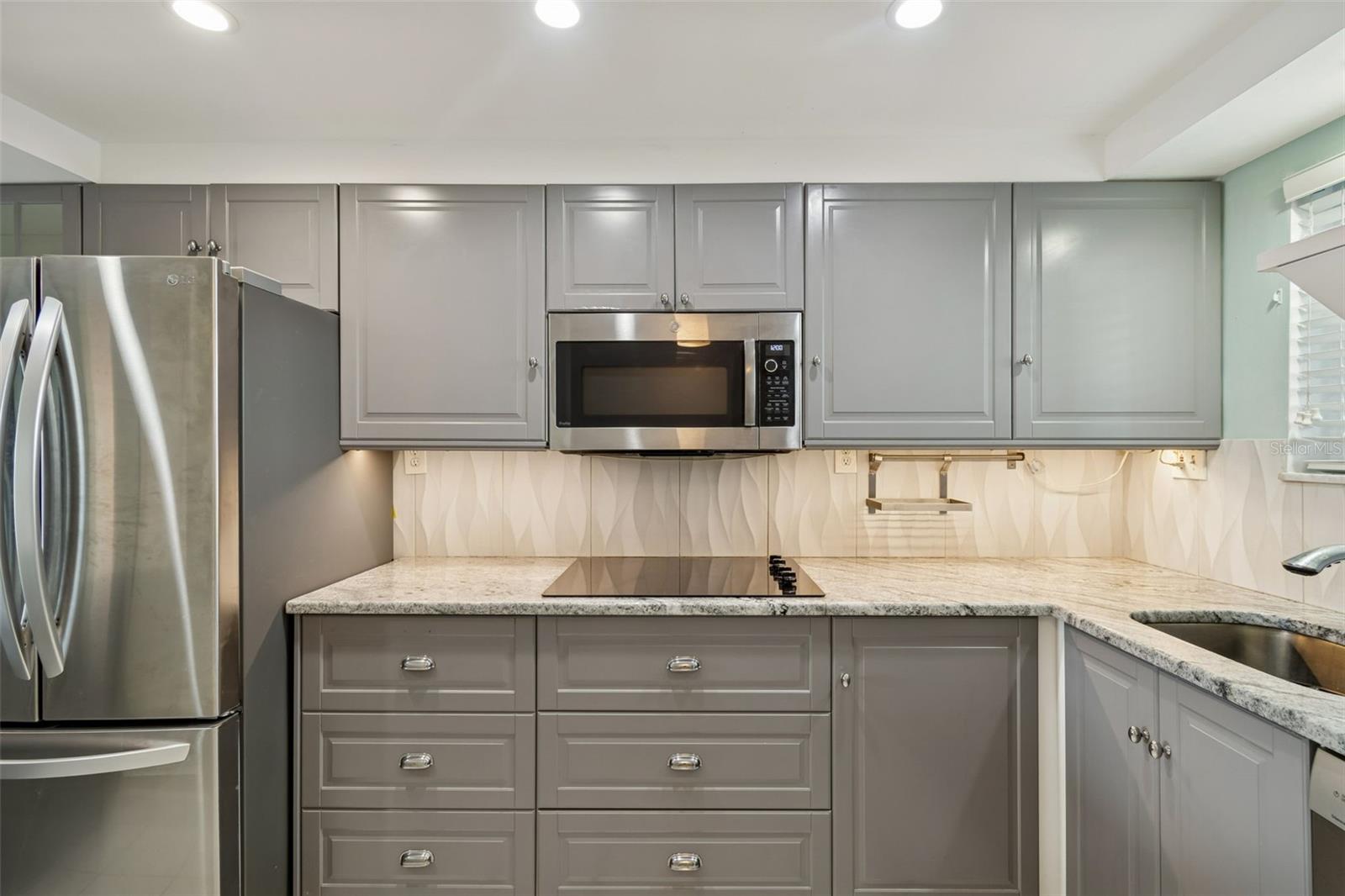 SUNSHINE TOWERS APT RESIDENCES - Residential