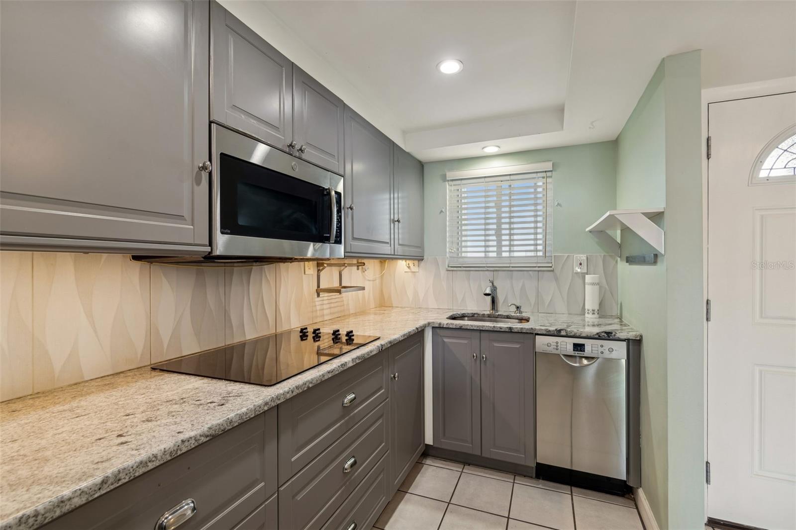 SUNSHINE TOWERS APT RESIDENCES - Residential