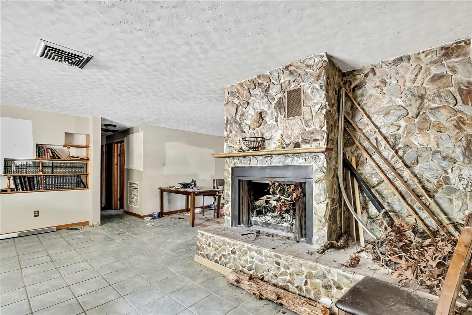 WHISPERING OAKS - Residential