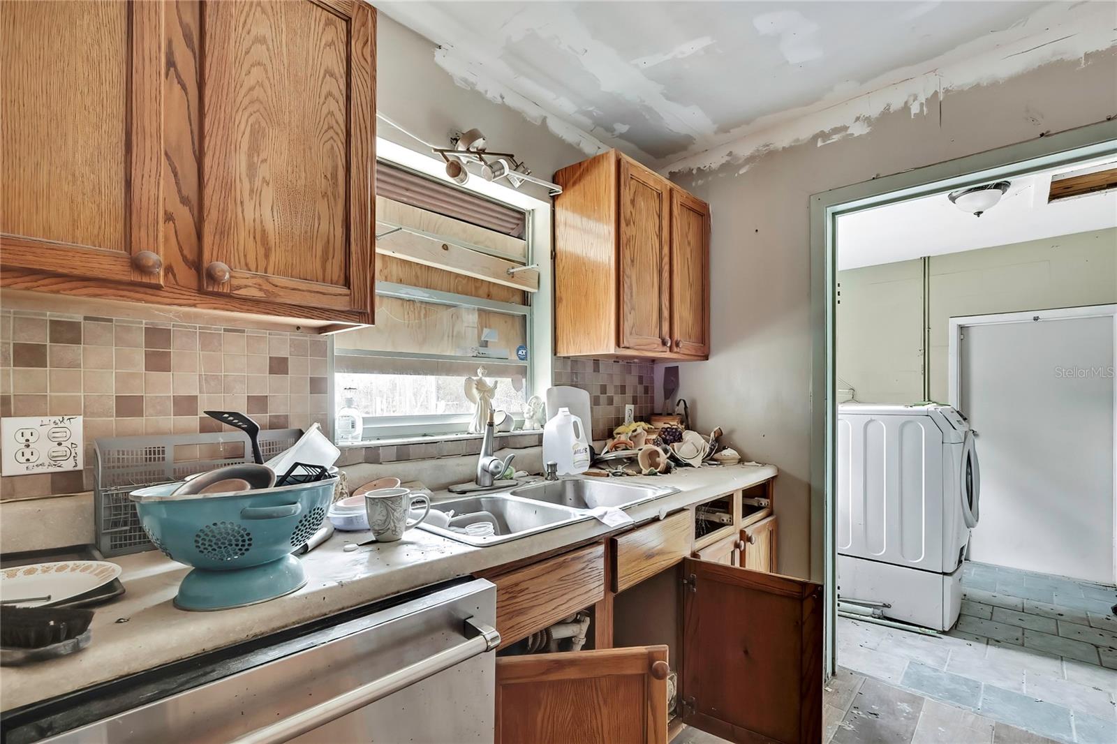 WHISPERING OAKS - Residential