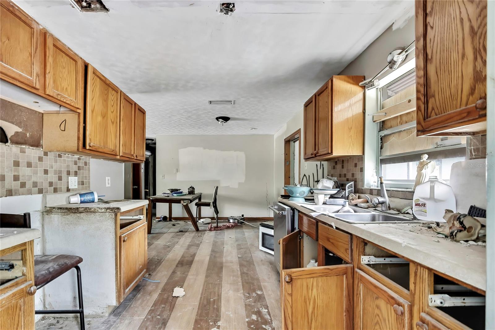 WHISPERING OAKS - Residential