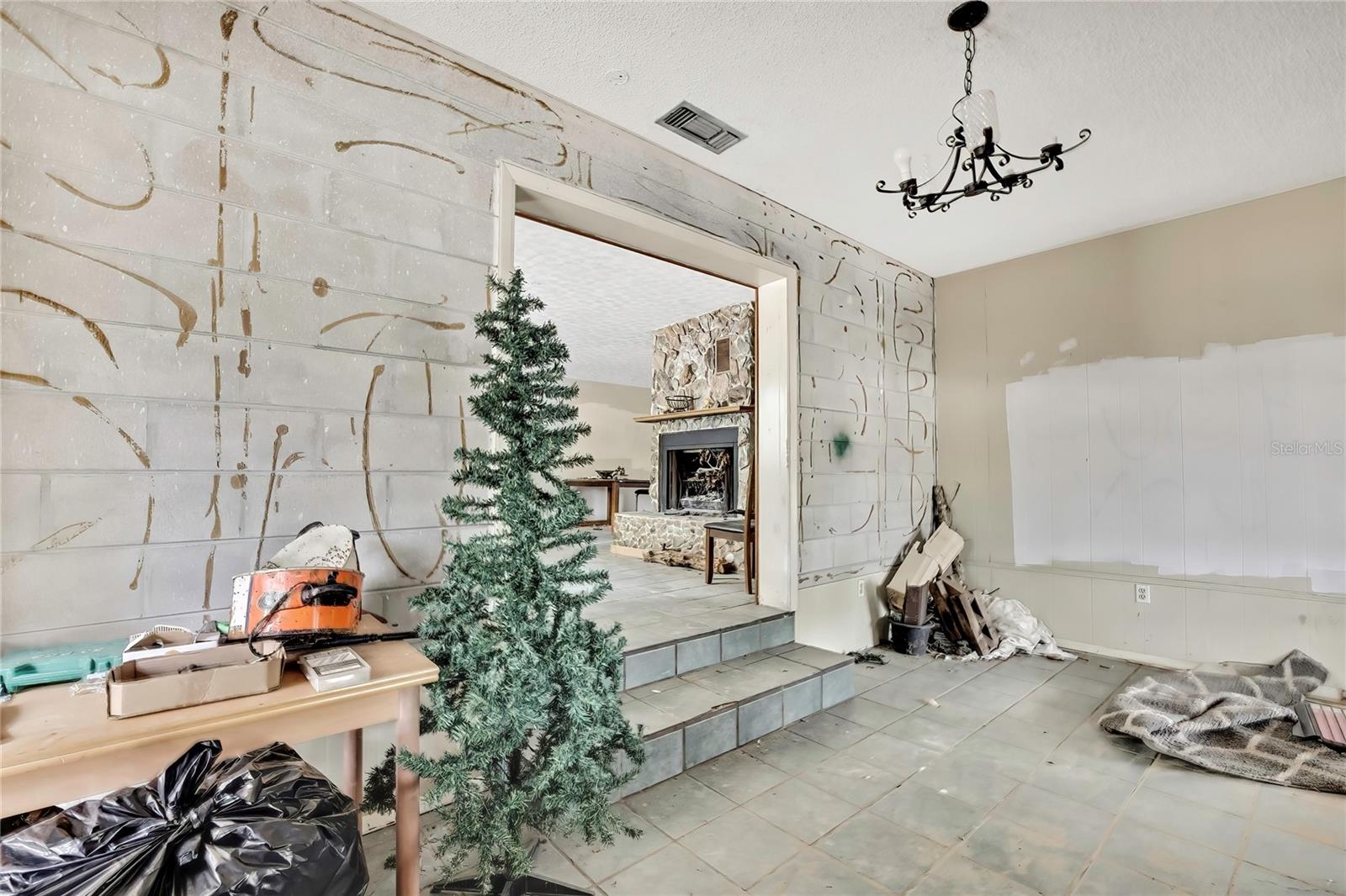 WHISPERING OAKS - Residential