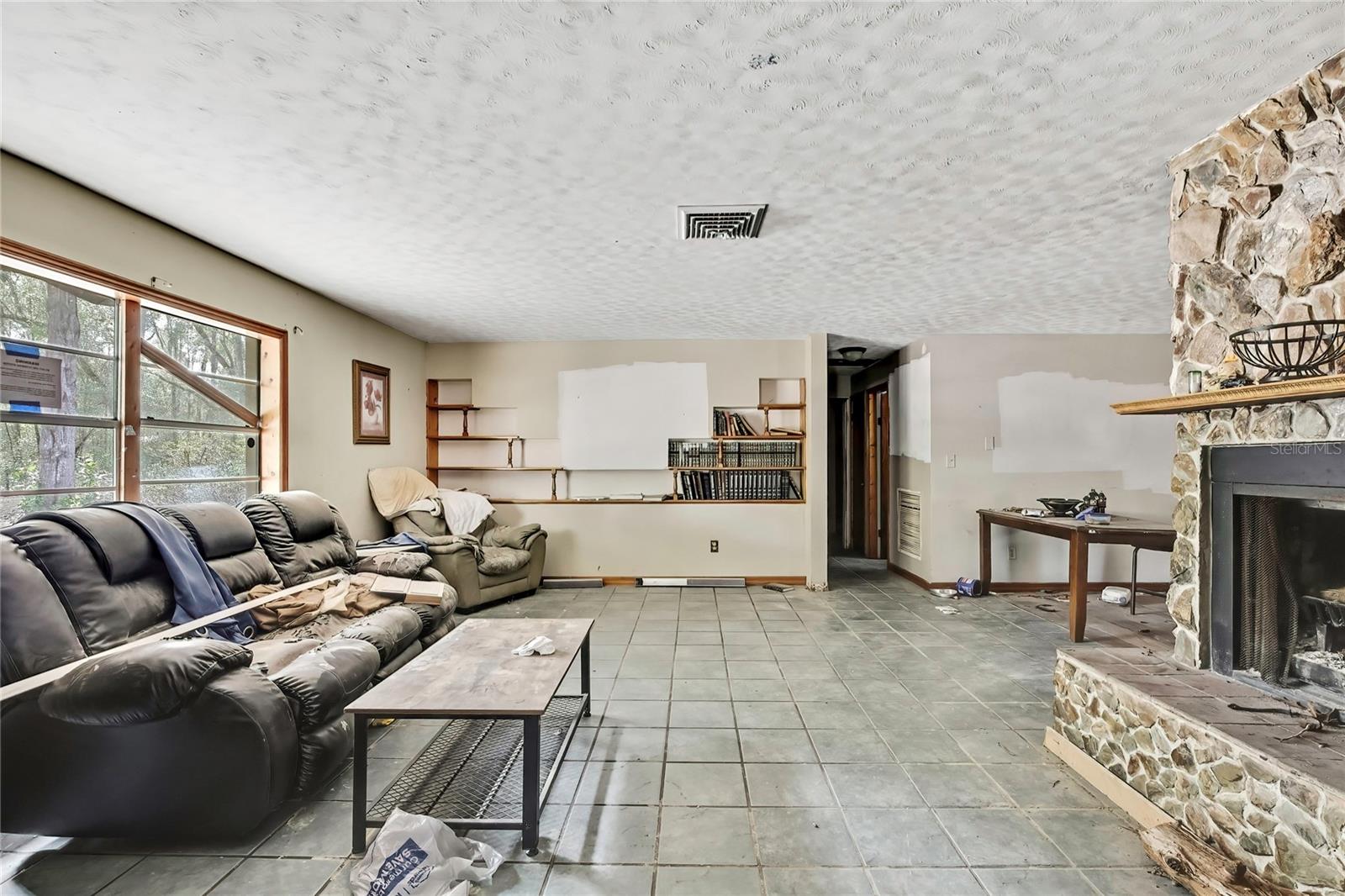 WHISPERING OAKS - Residential