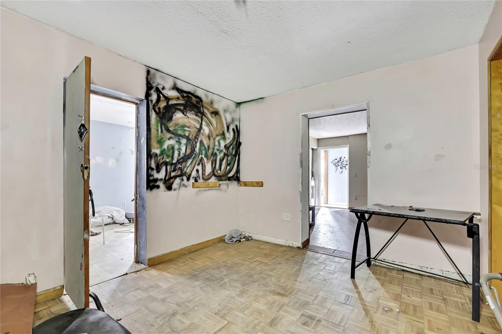 WHISPERING OAKS - Residential